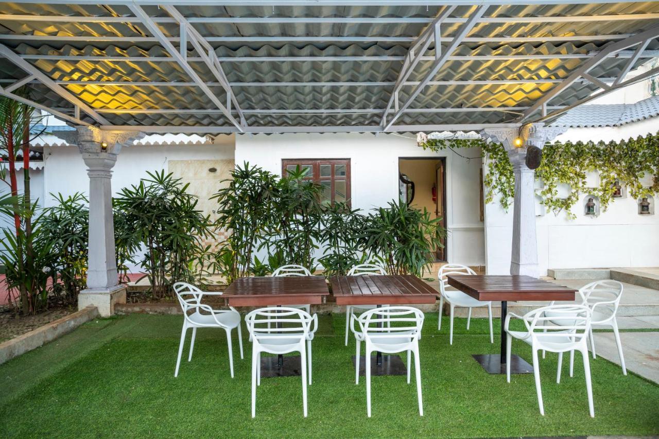 Stone Wood Riverfront Resort, 3* Siolim